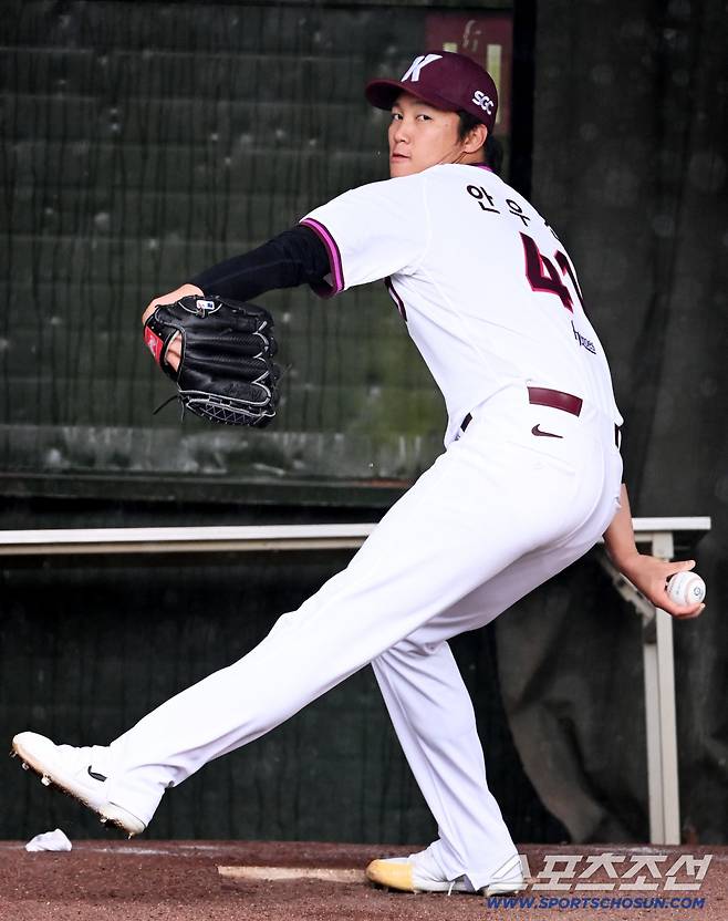 9일 고양히어로즈파크에서 열릴 예정이던 고양과 한화의 퓨쳐스리그 경기가 우천으로 취소됐다. 이날 경기 선발 등판 예정이던 안우진이 불펜피칭을 소화했다. 불펜에서 힘차게 공을 던지는 안우진의 모습. 고양=허상욱 기자wook@sportschosun.com/2026.04.09/