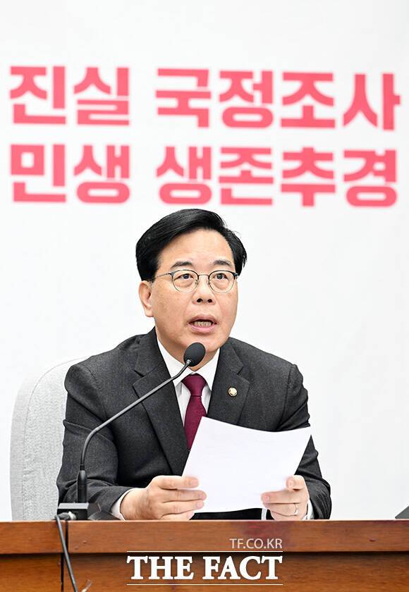 송 원내대표는 이날로 시행 한 달을 맞은 노란봉투법을 두고 "산업 현장은 이미 심각한 혼란을 겪고 있다"며 "기업은 예측 가능성을 잃고 투자와 고용 위축 등 부메랑이 현실화될 것"이라고 지적했다. /남용희 기자