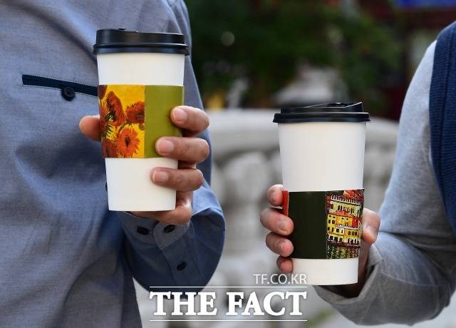 국내 커피 시장은 이미 한계치에 다다랐다. 10일 국가데이터처에 따르면 2024년 국내 커피전문점 수는 10만7000개를 넘어섰다. 시장 규모는 커졌으나 개별 점포의 생존 지표는 악화되고 있다. 서울시 상권분석서비스에 따르면 지난해 4분기 서울 내 커피·음료 프랜차이즈 점포 수는 7134개로 전년 대비 368개 감소했다. /더팩트 DB