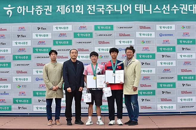 남자단식 16세부 시상식 단체사진. 이성훈 토너먼트 디렉터, 최홍석 순창군테니스협회장, 이관우, 정율호, 문경로 대한테니스협회 이사(왼쪽부터). 대한테니스협회