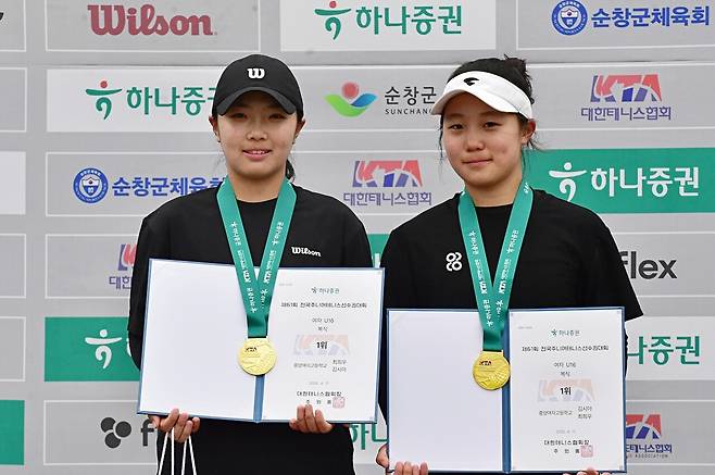 16세부 여자복식 우승 김시아-최희우(왼쪽). 대한테니스협회