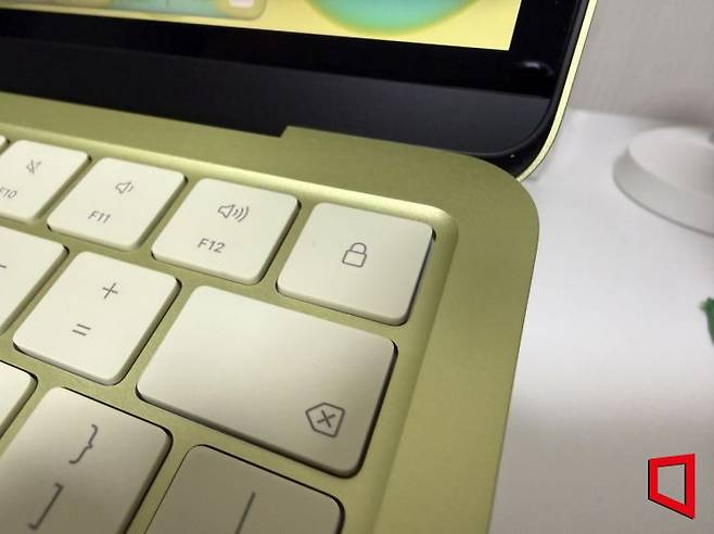 맥북 네오 256GB 저장공간 모델은 지문인식(터치ID)을 지원하지 않는다. 이명환 기자