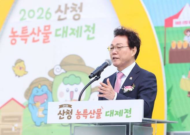 박완수 경남도지사가 '2026 산청 농특산물 대제전 개막식'에서 인사말을 전하고 있다. 경남도 제공