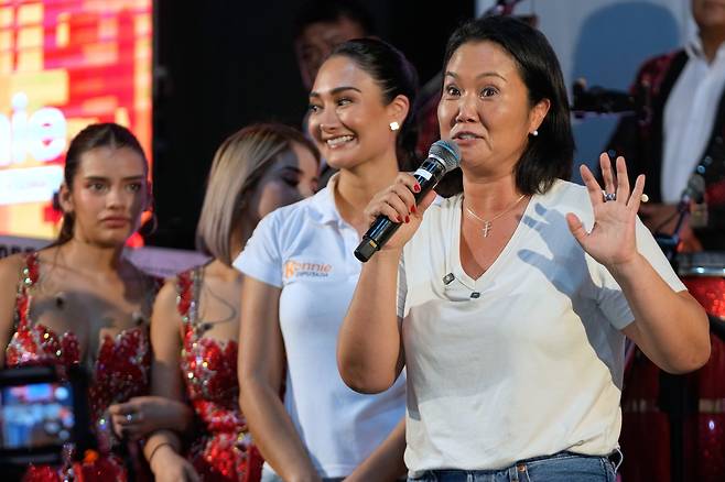 지난 2일 페루 수도 리마에서 케이코 후지모리(오른쪽)가 대통령 선거 유세를 하고 있다. /AP 연합뉴스