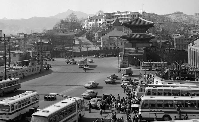 서울에 전차가 사라지고 1972년 부터 1977년 까지 있던 서울 동대문 고속버스터미널. 후에 강남으로 이사가게 된다. 1970년대./ 사진가 김한용