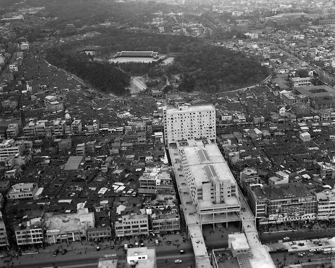 1960년대 서울 세운상가와 종묘/ 사진가 김한용