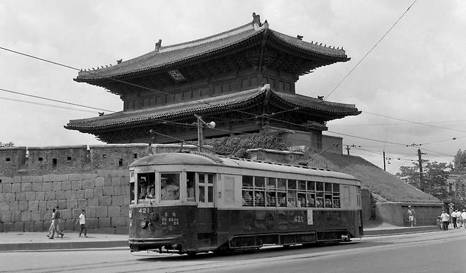 서울에 전차가 다니던 동대문 앞, 1960년대. 서울의 전차는 1968년까지 다녔다. / 사진가 김한용