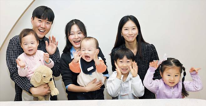 신세계아이앤씨 직원들이 서울 역삼동 본사에서 자녀들과 웃고 있다. 이 업체는 여성 사원들에게 임신 기간 재택근무를 허용하는 등 일과 가정을 병행할 수 있는 다양한 지원 제도를 운영하고 있다. /고운호 기자