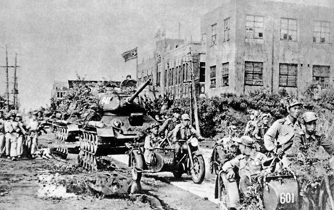 개전 한 달도 안 된 1950년 7월 20일, 인공기를 앞세우고 대전 시내로 진주해 들어오는 북한군 제3사단. /청미디어