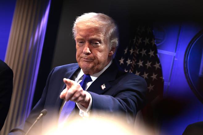 도널드 트럼프 미국 대통령이 지난 2월 20일 미국 워싱턴 DC 백악관 브리핑룸에서 대법원의 관세 철폐 관련 결정에 대해 말하고 있다. /연합뉴스