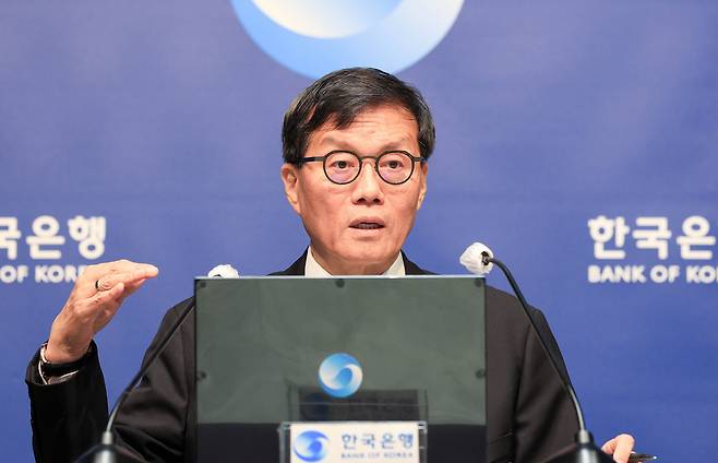 이창용 한국은행 총재가 10일 서울 중구 한국은행에서 열린 통화정책방향 기자간담회에서 발언하고 있다. /연합뉴스