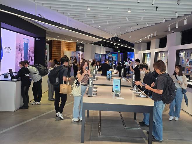 작년 8월 일본 도쿄에 위치한 삼성 홍보관 '갤럭시 하라주쿠' 매장을 찾은 일본 소비자들이 '갤럭시Z 폴드7'을 체험하고 있다. /삼성전자