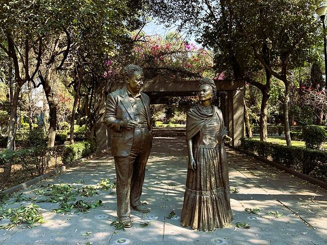 코요아칸 공원에 세워진 프리다 칼로와 디에고 리베라 동상