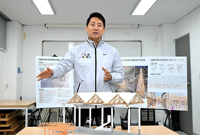 오세훈 서울시장이 8일 서울 중구 신중앙시장을 방문해  '디자인혁신 전통시장 조성사업' 계획을 설명하고 있다. 연합뉴스