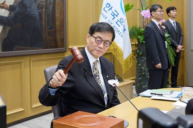 이창용 한국은행 총재가 10일 서울 중구 한국은행 본관에서 열린 금융통화위원회 본회의에서 의사봉을 두드리고 있다. 연합뉴스