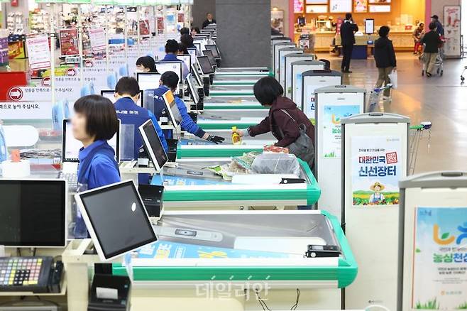 서울 시내 한 대형마트에서 소비자들이 장을 보고 있다.ⓒ뉴시스