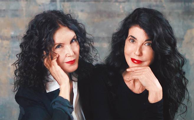 프랑스 자매 피아니스트 듀오인 카티아(왼쪽)와 마리엘 라베크. LG아트센터 제공