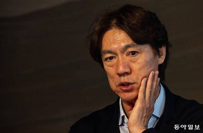 홍명보 한국 축구 대표팀 감독이 8일 경기 성남시의 한 카페에서 본보와 인터뷰를 하고 있다. 유럽에서 열린 두 차례의 평가전을 마친 뒤 마지막 전력 구상에 한창인 홍 감독은 스리백과 포백을 같이 활용한 유연한 전술을 대표팀에 이식하는 데 집중하고 있다. 성남=양회성 기자 yohan@donga.com