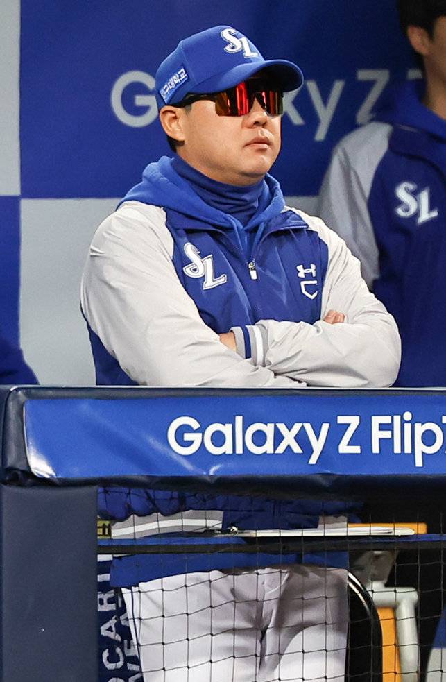 21일 대구 수성구 삼성라이온즈파크에서 열린 2025 신한 SOL 뱅크 KBO 포스트시즌 플레이오프 3차전 한화 이글스와 삼성 라이온즈의 경기, 2회초 삼성 박진만 감독이 선수들을 바라보고 있다. 2025.10.21 [대구=뉴시스]