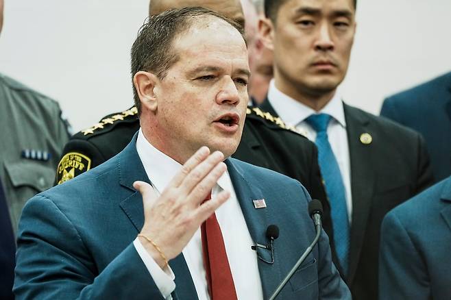 레이몬드 A. 티어니(Raymond A. Tierney) 서포크 카운티 지방검사가 2026년 4월 8일 수요일, 뉴욕주 브렌트우드에 위치한 서포크 카운티 경찰 학교 체육관에서 열린 기자회견에서 발언하고 있다. AP/뉴시스