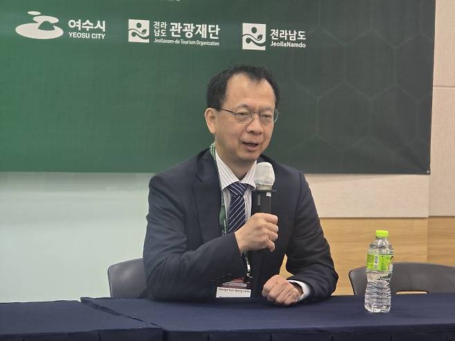 10일 전남 여수엑스포컨벤션센터에서 열린 '한국생물공학회 춘계학술발표대회 및 국제심포지엄' 공동인터뷰에서 천궈치앙 중국 칭화대 생명과학대 교수가 질문에 답하고 있다. 여수=조가현 기자