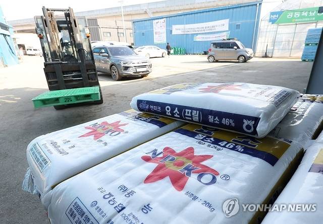미국과 이란의 전쟁으로 요소와 인산 등의 수급이 어려워지며 화학 비료 가격이 급등하고 있다. 고양 한 농자재 센터에 요소 비료가 쌓여 있다. 연합뉴스