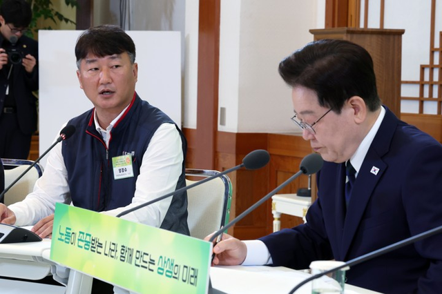 양경수(왼쪽) 민주노총 위원장이 10일 청와대에서 열린 이재명 대통령 주재 민주노총 초청간담회에서 발언하고 있다.  [청와대통신사진기자단]