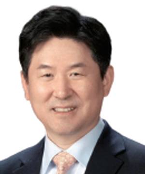 신재훈 이화여대 경영대 겸임교수 - 서울대 경영학 학·석사, 미국 시카고대 MBA, 서강대 경영학 박사, 현 리버스톤 자산운용 사장, ‘비욘드 시네마’ ‘비욘드 스트래티지’ 저자