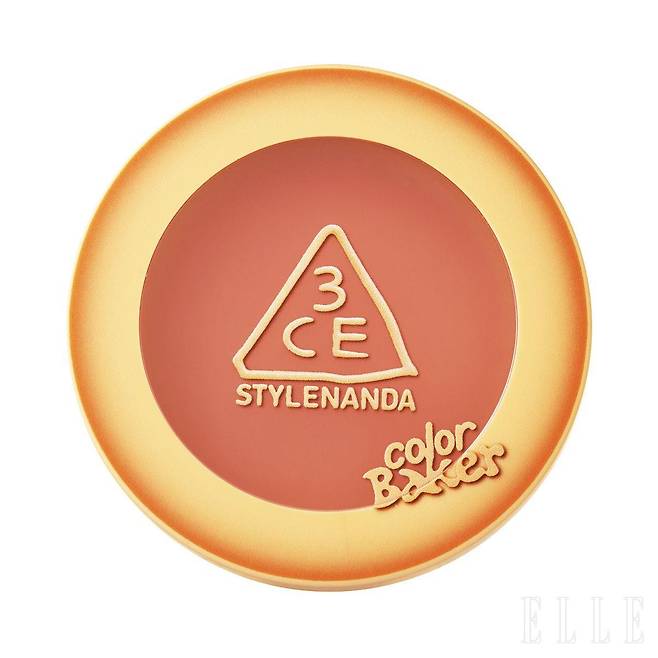 오븐에서 구운 메이플 토스트를 닮은 노릇한 컬러가 특징. 컬러 베이커 에디션 페이스 블러쉬, 메이플 토스트, 2만원, 3CE.