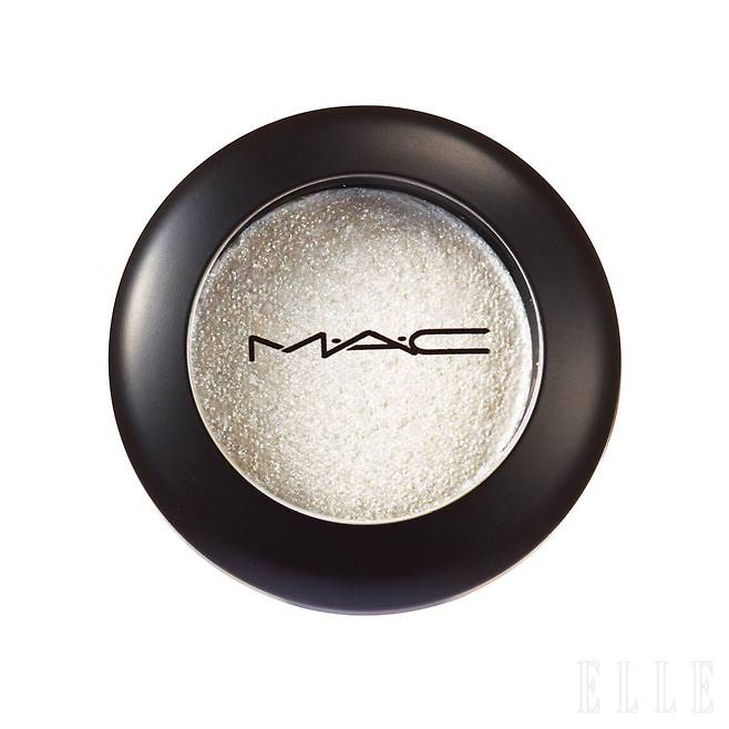 실버 펄이 포인트인 클리어한 화이트 섀도로 한두 번 터치하면 영롱함이 살아난다. 대즐섀도우 메탈릭, 라켓, 4만5천원대, M∙A∙C.