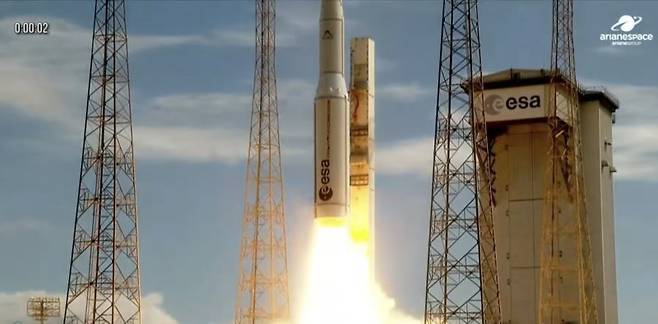 국내 자체 기술로 개발한 초고해상도 관측위성 아리랑 7호 발사 모습. 아리안스페이스 유튜브 화면 캡쳐