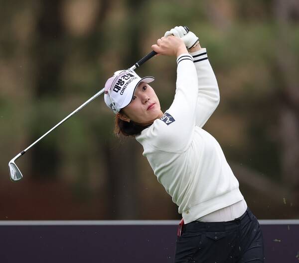 2026년 한국여자프로골프(KLPGA) 투어 iM금융오픈 둘째 날 박현경, 이가영 프로와 동반 플레이한 김민선7 프로가 2라운드 13번홀에서 경기하는 모습이다. 사진제공=KLPGA (사진을 무단으로 사용하지 마십시오.)