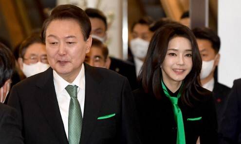 권력은 황홀한 도파민을 분출시키고 공감 능력을 빼앗는다고 ‘권력중독’은 주장한다.<BR> 사진은 윤석열·김건희 부부가 지난 2023년 1월 문화예술인 신년인사회를 하는 모습. 대통령실사진기자단