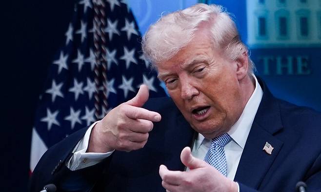 트럼프 미국 대통령이 6일(현지시각) 백악관 제임스 브래디 회견장에서 이란 관련 언론 브리핑을 하고 있다. 워싱턴DC/AP 연합뉴스