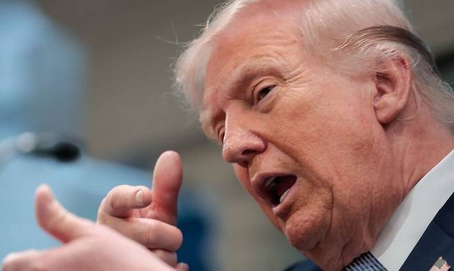 도널드 트럼프 미국 대통령이 6일 백악관 브리핑룸에서 기자회견을 하다가 총을 쏘는 시늉을 하고 있다. AFP 연합뉴스