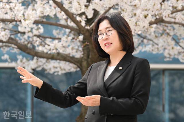 이미선 기상청장이 3일 서울 동작구 기상청 서울청사 앞마당 벚나무 앞에서 한국일보와 인터뷰하고 있다. 박지연 인턴기자