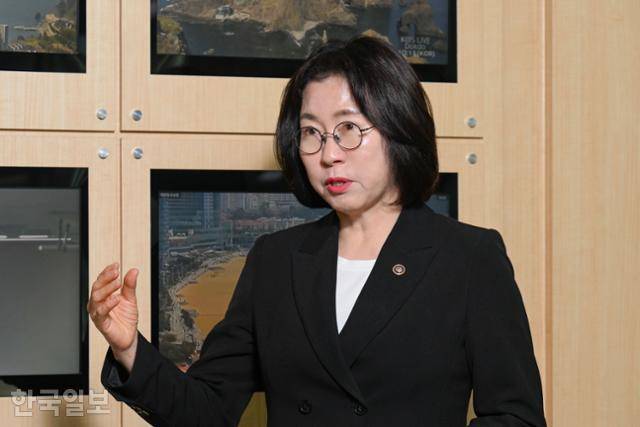 이미선 기상청장이 3일 서울 동작구 기상청 서울청사 내 국가기상센터에서 한국일보와 인터뷰하고 있다. 이 청장 뒤로 전국에 설치된 기상 감시용 폐쇄회로(CC)TV 화면이 보인다. 박지연 인턴기자