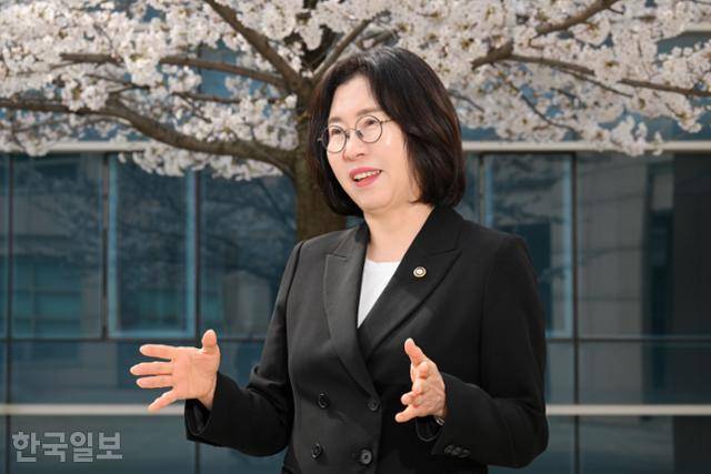 이미선 기상청장이 3일 서울 동작구 기상청 서울청사 앞마당 벚나무 앞에서 한국일보와 인터뷰하고 있다. 박지연 인턴기자