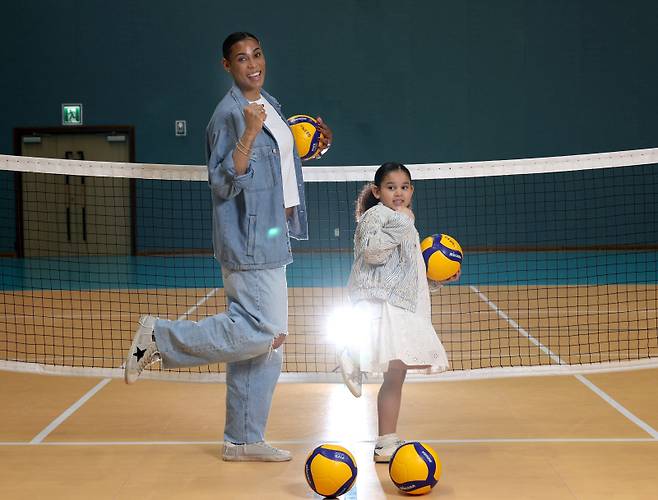 2025~26 V리그 여자부에서 GS칼텍스를 우승으로 이끌며 챔피언결정전 MVP를 차지한 지젤 실바가 딸 시아나와 함께 8일 경기 가평군 GS칼텍스 클럽하우스 내 코트에서 일간스포츠와의 인터뷰 전 포즈를 취하고 있다. 가평=김민규 기자 /2026.04.08/