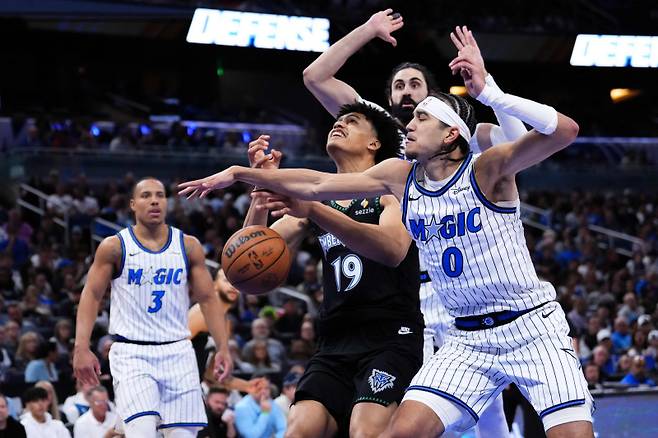<yonhap photo-3518=""> ORLANDO, FLORIDA - APRIL 08: Anthony Black #0 of the Orlando Magic blocks the shot of Joan Beringer #19 of the Minnesota Timberwolves during the first quarter at Kia Center on April 08, 2026 in Orlando, Florida. NOTE TO USER: User expressly acknowledges and agrees that, by downloading and or using this photograph, User is consenting to the terms and conditions of the Getty Images License Agreement. Rich Storry/Getty Images/AFP (Photo by Rich Storry / GETTY IMAGES NORTH AMERICA / Getty Images via AFP)/2026-04-09 09:24:38/ <저작권자 ⓒ 1980~2026 ㈜연합뉴스. 무단 전재 재배포 금지, AI 학습 및 활용 금지></yonhap>