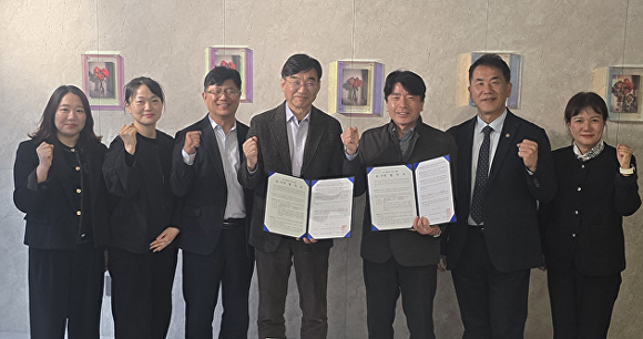 충북대 라이즈 사업단과 보은교육지원청 관계자들이 9일, AI 기반 인재 양성을 위한 업무협약을 맺고 있다. 2026. 04. 09. [사진=충북대학교]