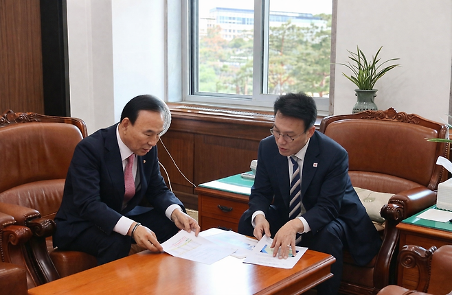 지난 8일 박덕흠 의원과 김민석 총리가 면담하는 모습이 담긴 사진 [AI보정본] (사진, 박덕흠 의원실)