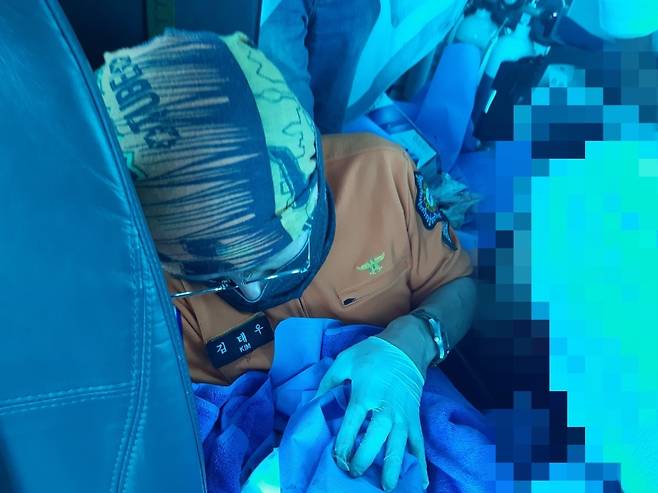 지난 1월 1일 소방헬기에서 태어난 하늘이를 안고 있는 대원 (제주소방안전본부 제공)