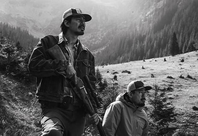 영화 ‘호프’ 메이킹 스틸. 사냥꾼 성기 역 조인성과 나홍진 감독(오른쪽)이 대화를 나누고 있다. [사진 플러스엠 엔터테인먼트]