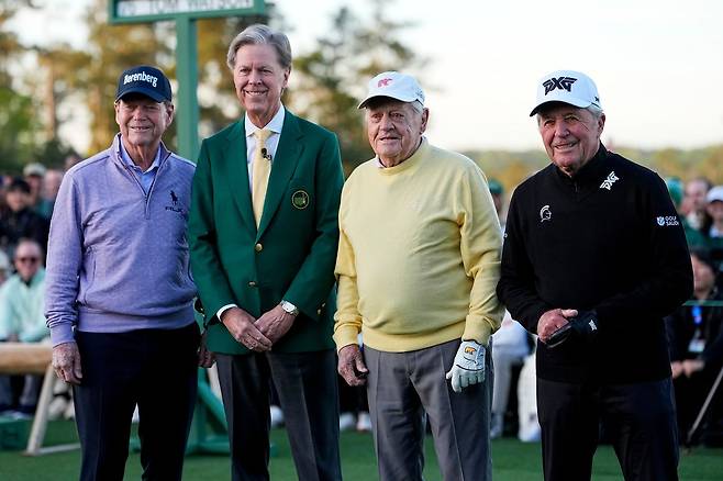 프레드 리들리(왼쪽에서 두번째) 오거스타 내셔널 체어맨이 마스터스 시구를 앞두고 톰 왓슨, 잭 니클라우스, 개리 플레이어(왼쪽부터)와 기념 촬영을 하고 있다. AP=연합뉴스