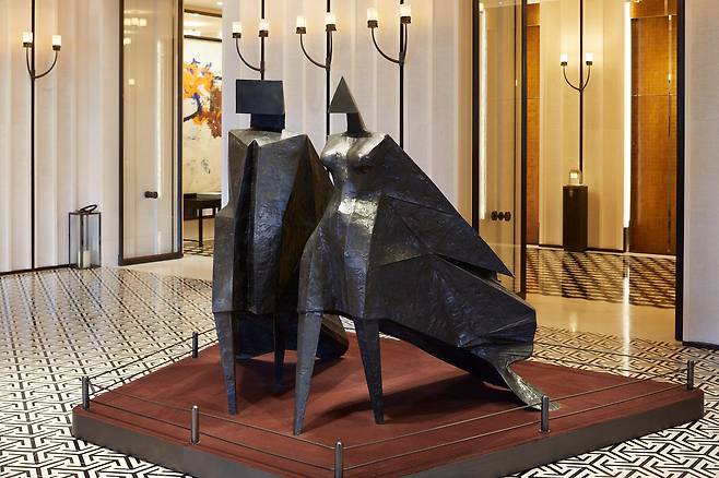 호텔 로비에 전시돼 있는 '걷는 두 인물, 주빌리' 조각상. 전세계 아티스트들의 작품이 호텔 곳곳에 자리잡고 있다. 사진 로즈우드 홍콩