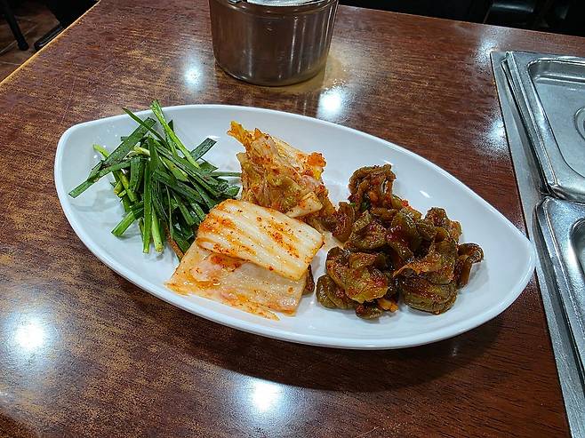 딱 세 가지 반찬. 부추절임, 김치, 오이지무침. 사진 송원섭 기자