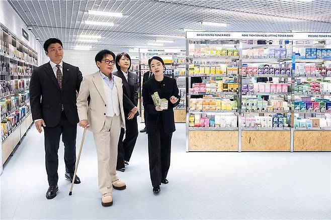 이재현 CJ그룹 회장이 지난달 26일 서울 명동에 있는 올리브영 센트럴 명동타운점을 방문해 현장 점검을 하는 모습. 사진 CJ