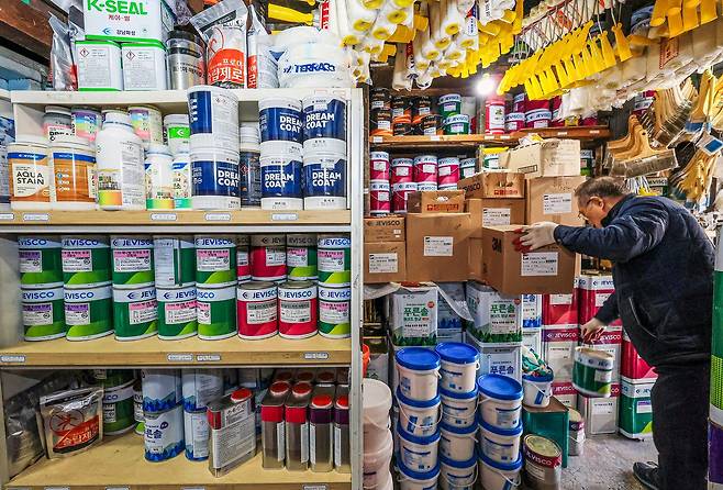 KCC는 6일부터 페인트 등 가격을 10~40% 인상하겠다는 공지를 대리점에 전달했다. 노루·삼화·제비 등 다른 페인트 업체들도 원가 비중이 가장 높은 ‘신나’ 제품군을 시작으로 가격을 인상할 예정이다. 사진은 이날 서울의 한 페인트 판매 대리점에서 직원이 물품을 정리하는 모습. 뉴스1