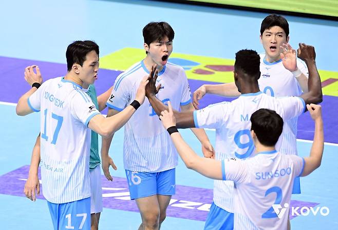 10일 인천 계양체육관에서 열린 현대캐피탈과의 챔프전 5차전에서 득점한 뒤 기뻐하는 대한항공 선수들. 사진 한국배구연맹